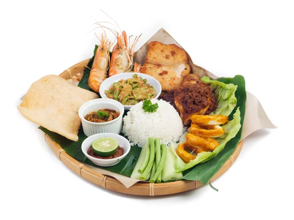 Alimentos tradicionales indonesios, pollo, pescado, verduras —  Fotos de Stock