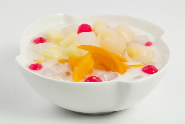 新鮮な果物を使ったかき氷デザート — ストック写真