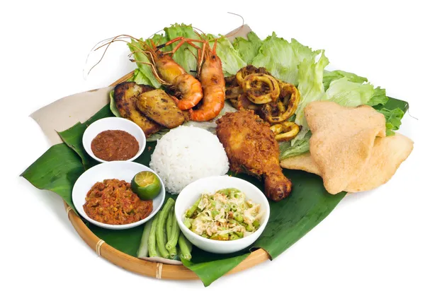 Indonesian traditional food, chicken, fish, vegetables — Stock Photo, Image