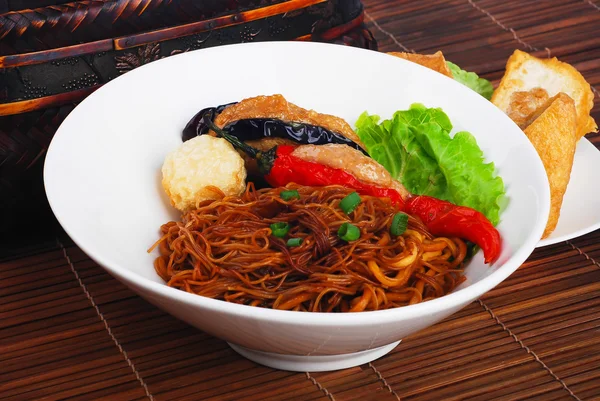 Nudeln auf asiatischem Essen. — Stockfoto