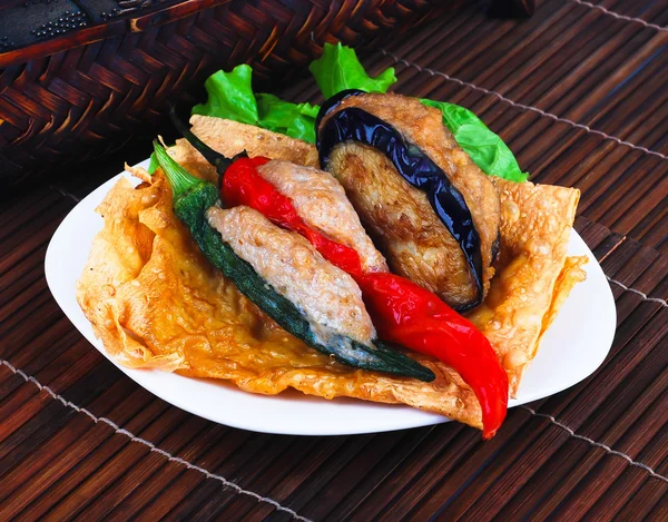 Yong tau fu. heerlijke Aziatische gerechten van vissendeeg gevuld — Stockfoto
