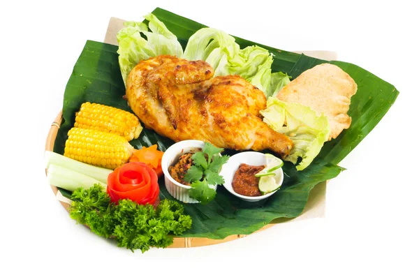 Alimentos tradicionales indonesios, pollo, pescado, verduras —  Fotos de Stock