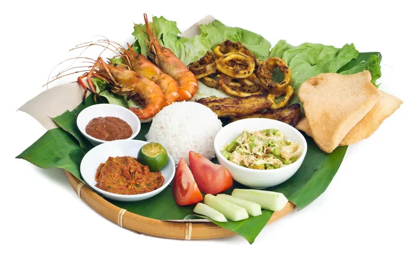 Alimentos tradicionales indonesios, pollo, pescado, verduras — Foto de Stock