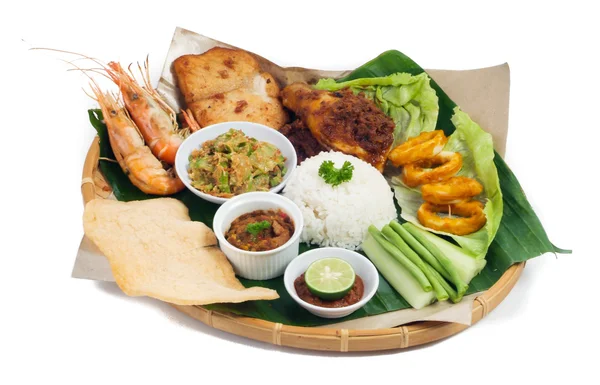 Indonesian traditional food, chicken, fish, vegetables — Stock Photo, Image