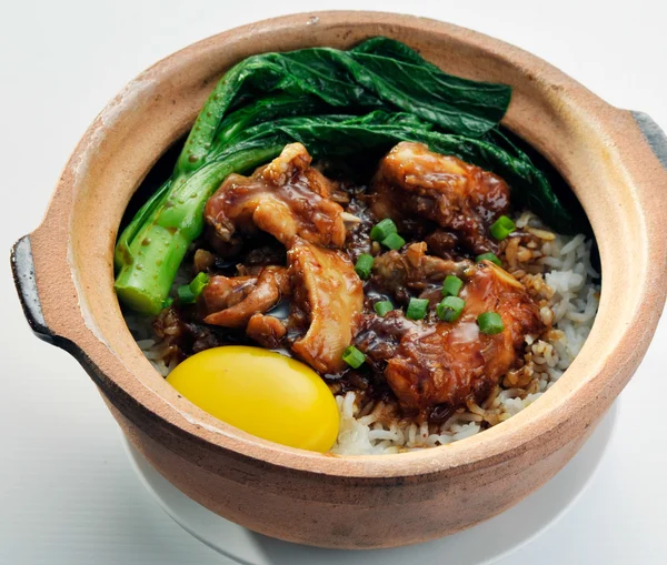 Курячий рис з глиняного горщика. азіатська їжа — стокове фото