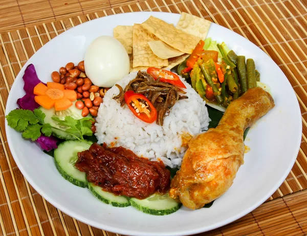 Наси лемак традиционное малайзийское острое рисовое блюдо — стоковое фото