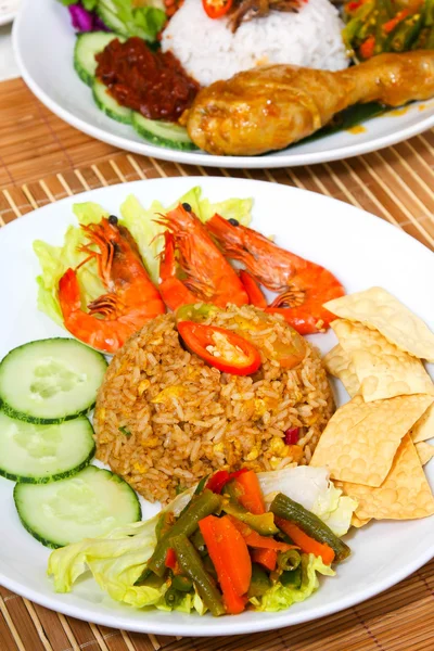 Τηγανητό ρύζι. μέρος μιας σειράς από εννέα πιάτα κινέζικο φαγητό. — Φωτογραφία Αρχείου