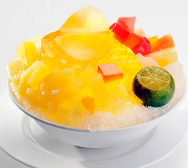 Rasiertes Eisdessert mit frischen Früchten — Stockfoto