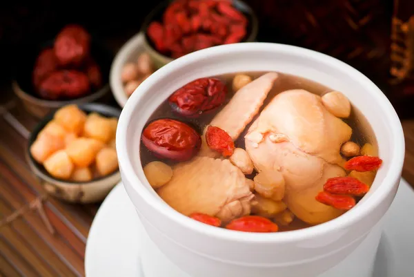 Hühner- und Kräutersuppe, chinesische Küche. lizenzfreie Stockfotos