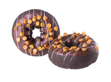 Beyaz arka planda çikolatalı çörekler.