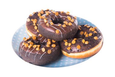 Beyaz arka planda çikolatalı çörekler.