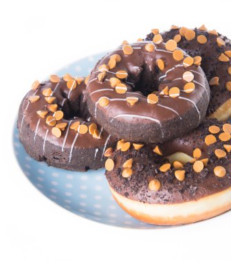 Beyaz arka planda çikolatalı çörekler.