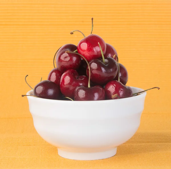 Frische Kirschbeeren auf Hintergrund — Stockfoto