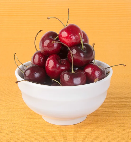 Frische Kirschbeeren auf Hintergrund — Stockfoto