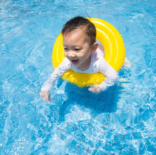 Baby jongen activiteiten op de pool, kinderen zwemmen — Stockfoto