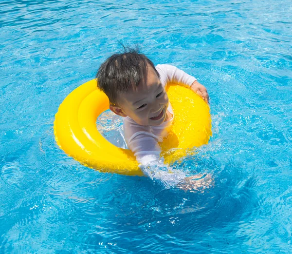 Baby boy Actividades en la piscina, niños nadando — Foto de Stock