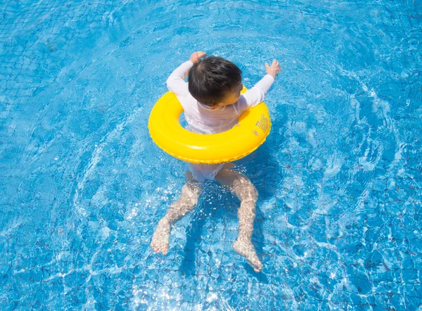 Baby jongen activiteiten op de pool, kinderen zwemmen — Stockfoto