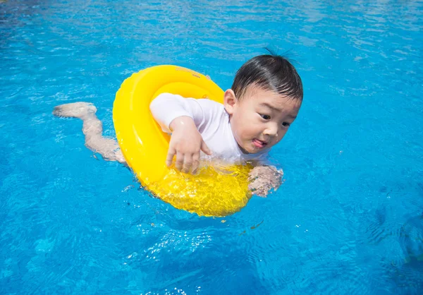 Baby jongen activiteiten op de pool, kinderen zwemmen — Stockfoto