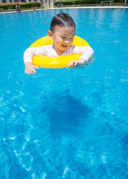 Baby boy aktiviteter på poolen, barn simning — Stockfoto