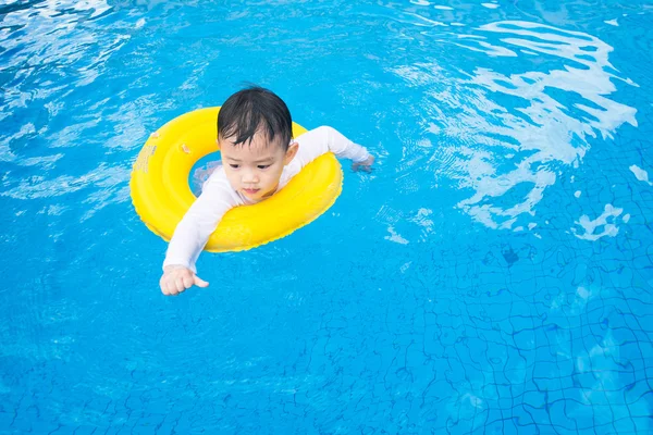 Baby jongen activiteiten op de pool, kinderen zwemmen — Stockfoto