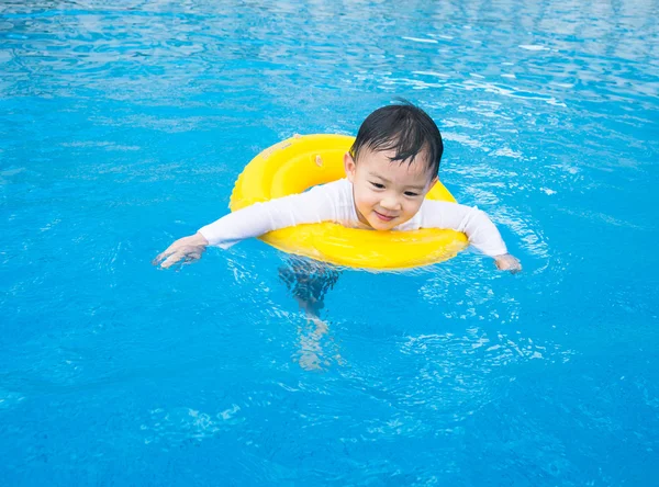 Μωρό αγόρι δραστηριότητες στην πισίνα, τα παιδιά, κολύμπι — Φωτογραφία Αρχείου