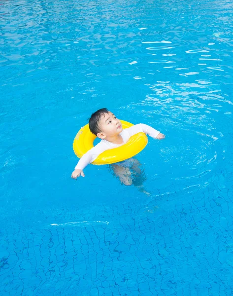 पूल वर बाळ मुलगा क्रियाकलाप, मुले पोहणे — स्टॉक फोटो, इमेज