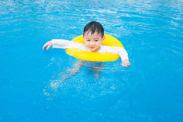 Baby-Aktivitäten am Pool, Kinderschwimmen — Stockfoto