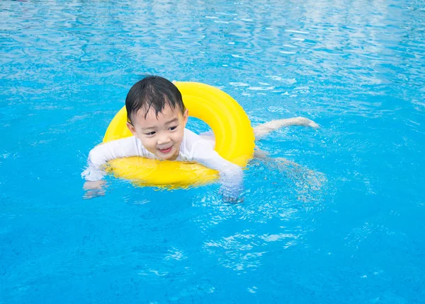 Baby boy Actividades en la piscina, niños nadando — Foto de Stock