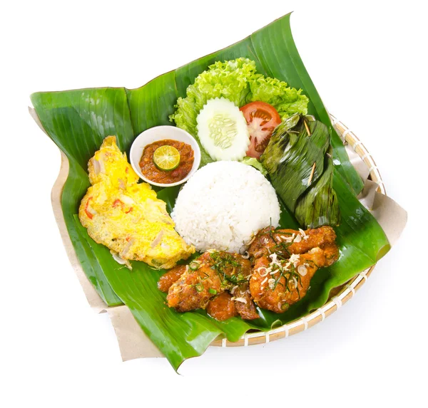 Makanan tradisional Indonesia, ayam, ikan dan sayuran — Stok Foto