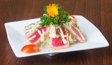 Japon mutfağı. ton balıklı sushi arka planda