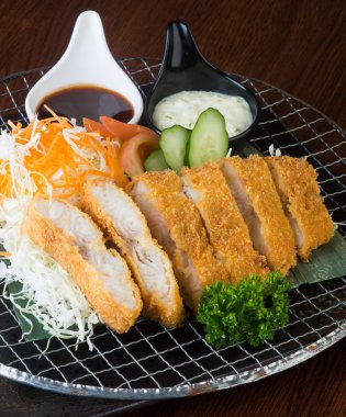 Japon mutfağı. arka planda kızarmış balık