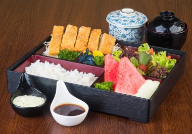 Japon mutfağı. Öğle Yemeği kutu set arka planda