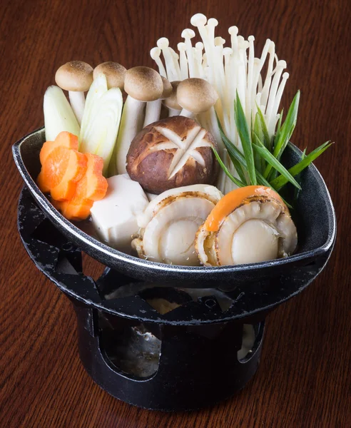 Японская кухня. горячая кастрюля на заднем плане — стоковое фото