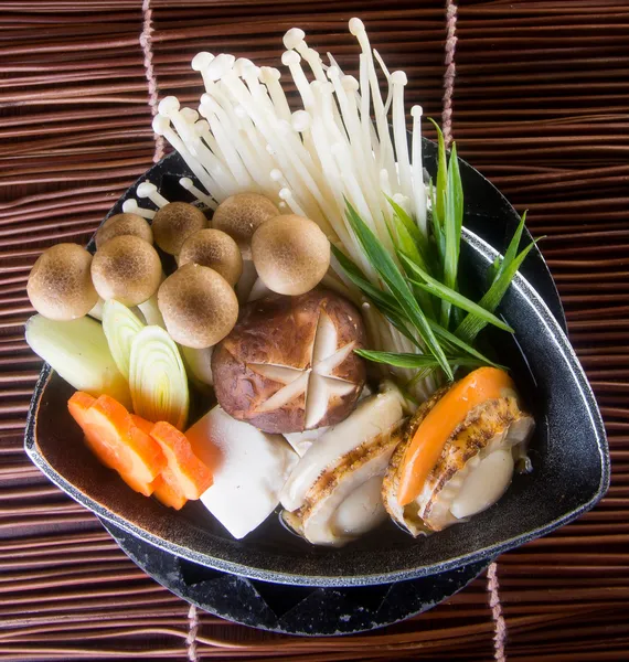 Japán konyha. Hot pot a háttérben — Stock Fotó