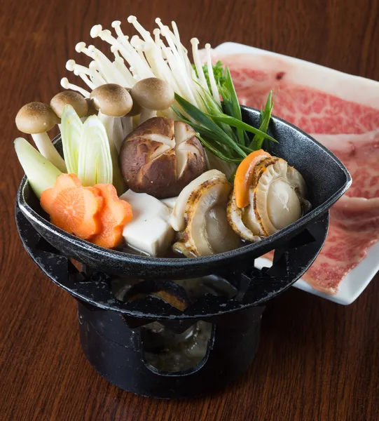 Japanse keuken. hot pot op de achtergrond — Stockfoto