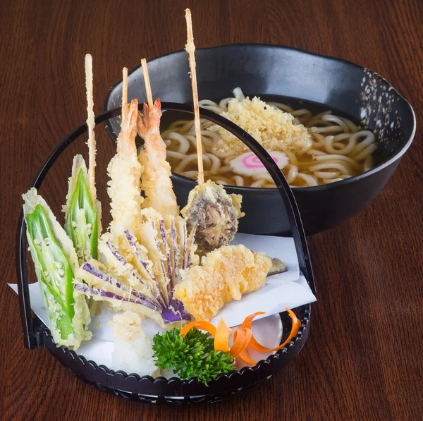 Японская кухня. tempura с лапшой на заднем плане — стоковое фото