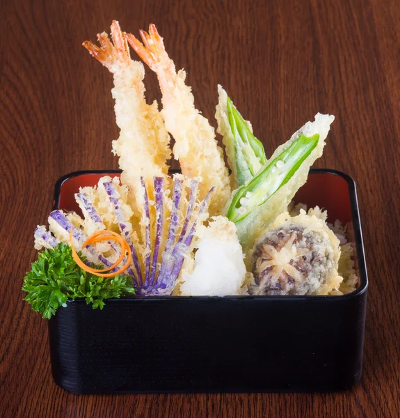 Bucătărie japoneză. tempura. Adânc prăjit se amestecă legume pe spate — Fotografie, imagine de stoc