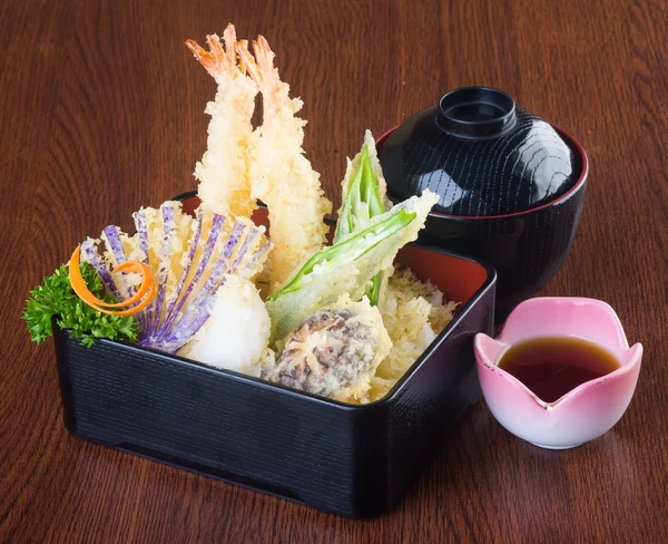Bucătărie japoneză. tempura. Adânc prăjit se amestecă legume pe spate — Fotografie, imagine de stoc