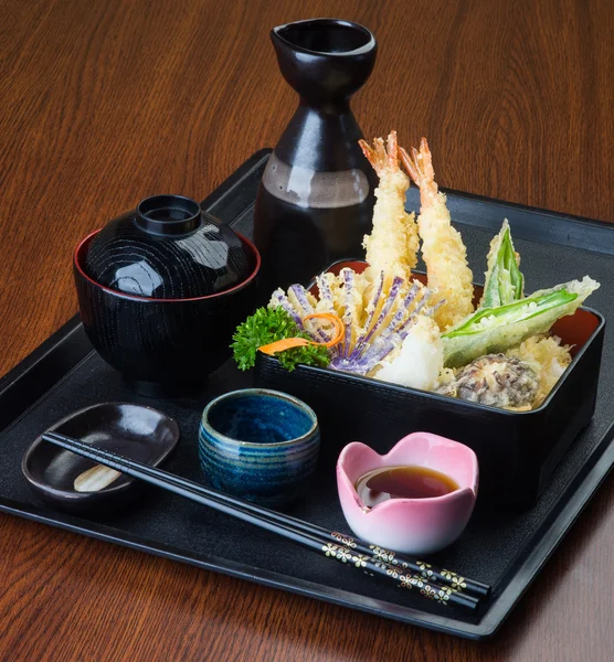 日本料理。天ぷら。深い揚げたミックス野菜、背景に隠れて — ストック写真