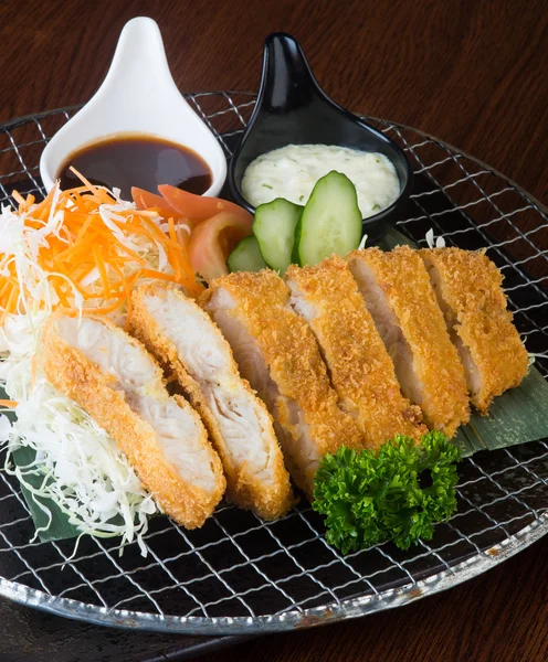 Japanische Küche. gebratener Fisch auf dem Hintergrund — Stockfoto