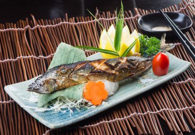 Japon mutfağı. arka planda kızarmış balık