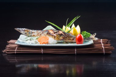 Japon mutfağı. arka planda kızarmış balık