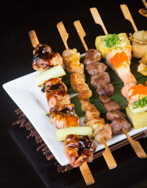 Japon mutfağı. arka üstünde ızgara sopa