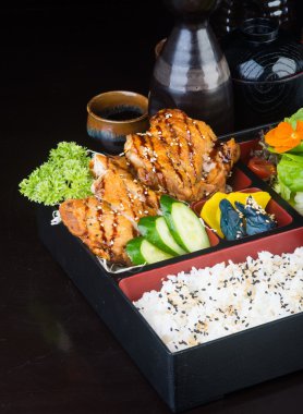 Japon mutfağı. Öğle Yemeği kutu set arka planda