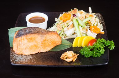 Japon mutfağı. arka planda kızarmış balık