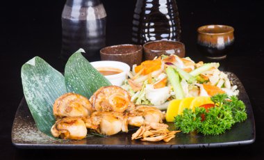 Japon mutfağı. arka planda kabuk balık ızgara