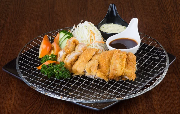 Japanische Küche. gebratenes Hühnchen auf dem Hintergrund — Stockfoto