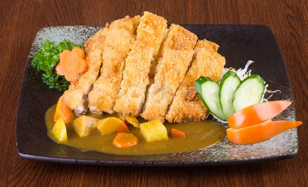 Japanische Küche. gebratenes Hühnercurry auf dem Hintergrund — Stockfoto