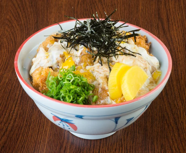 Cozinha japonesa. arroz de frango frito no fundo — Fotografia de Stock