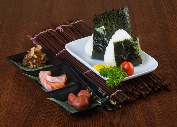 Bucătărie japoneză. onigiri sau orez pe fundal — Fotografie, imagine de stoc